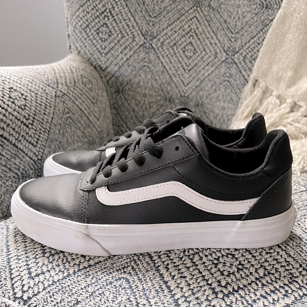 Vans Women’s Ward Deluxe Leather Low Top Sneaker, Size 8